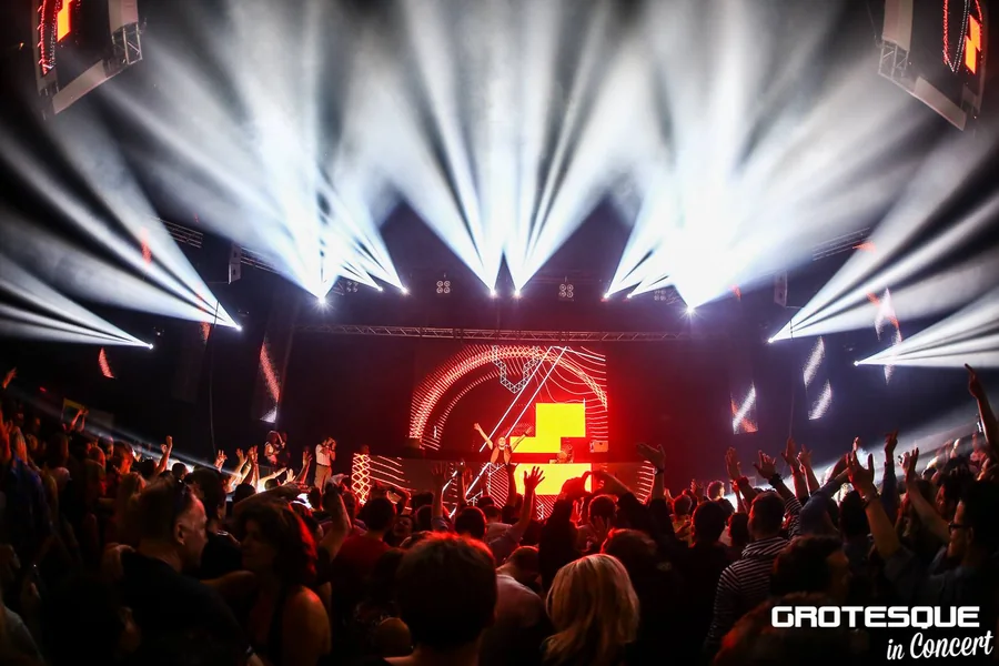 Markus Schulz performing with synchronized touring visuals