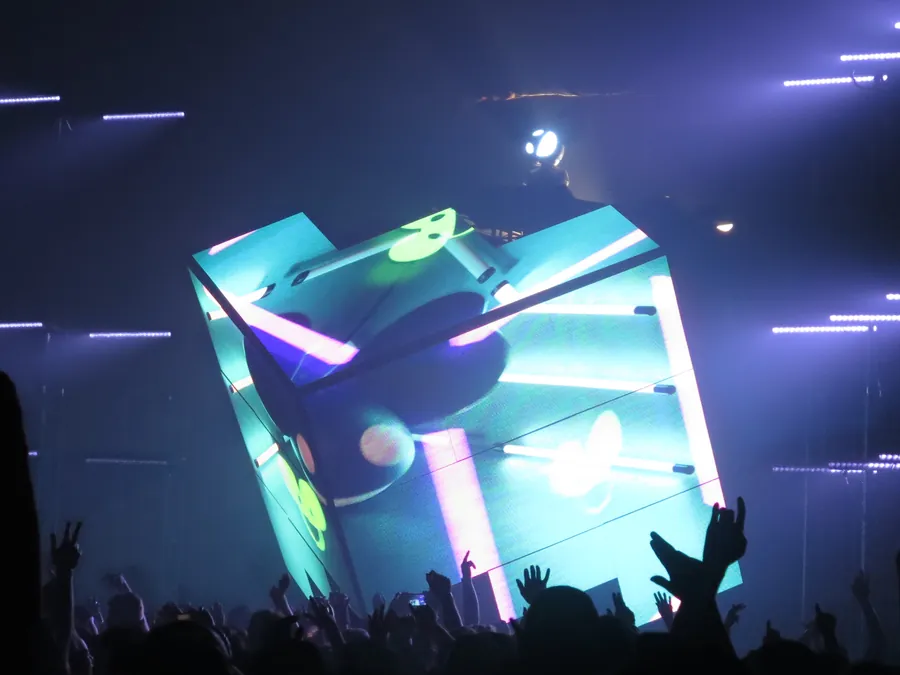 Cube 2.1 showing a blue animated character through stage haze