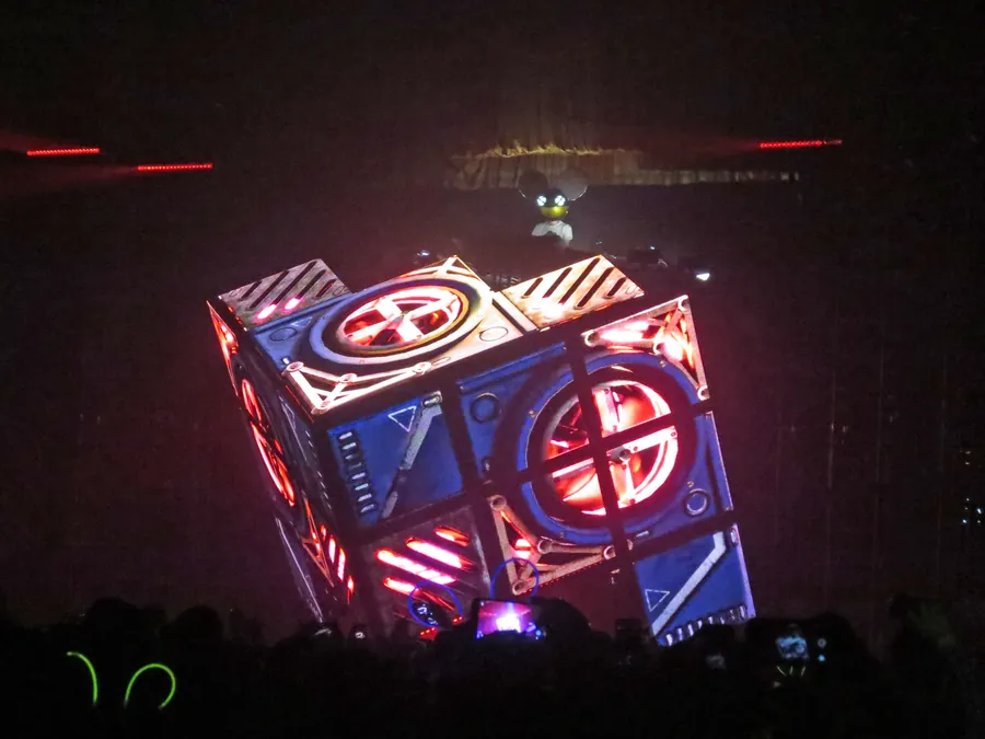 Cube 2.1 showing red circular animated graphics