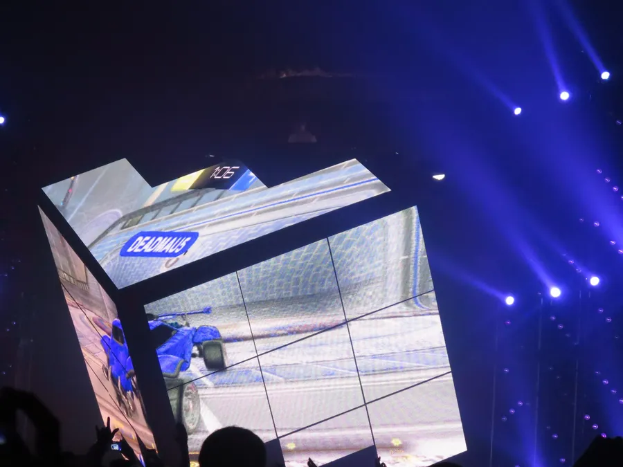 Cube 2.1 displaying a white architectural animation