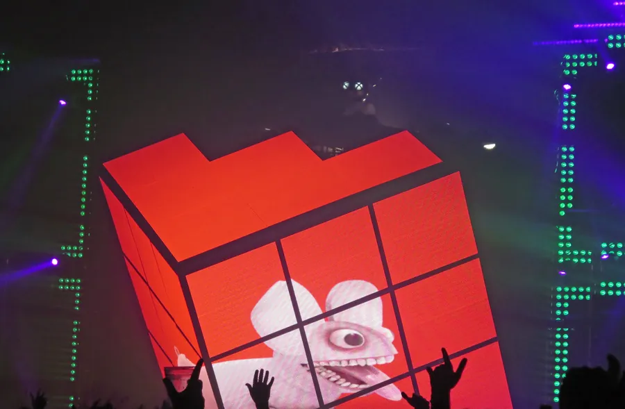 Red eye animation mapped across Cube 2.1